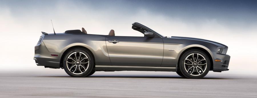  Ford Mustang GT Convertible 2013 года  (фото 45 из 65)